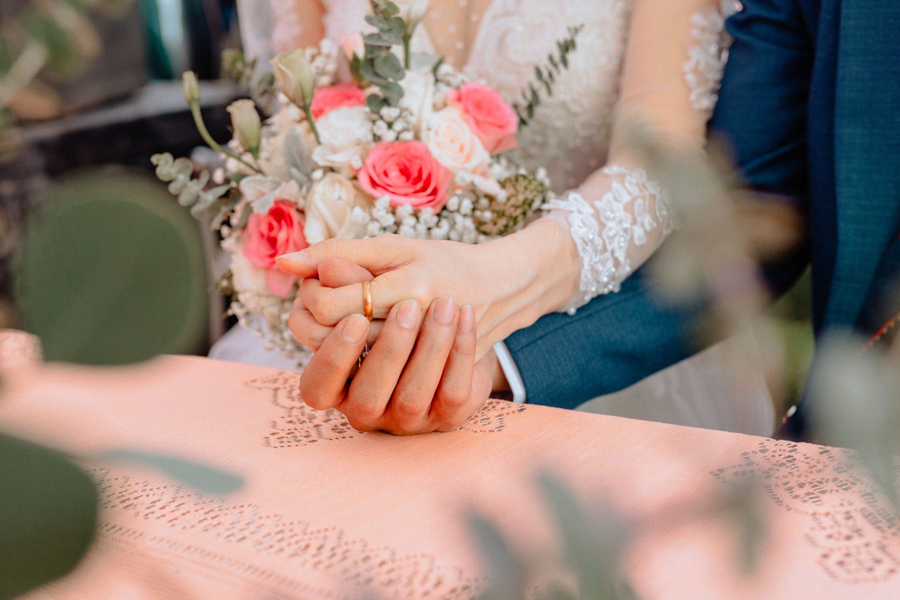 Rings with a rose bouquet